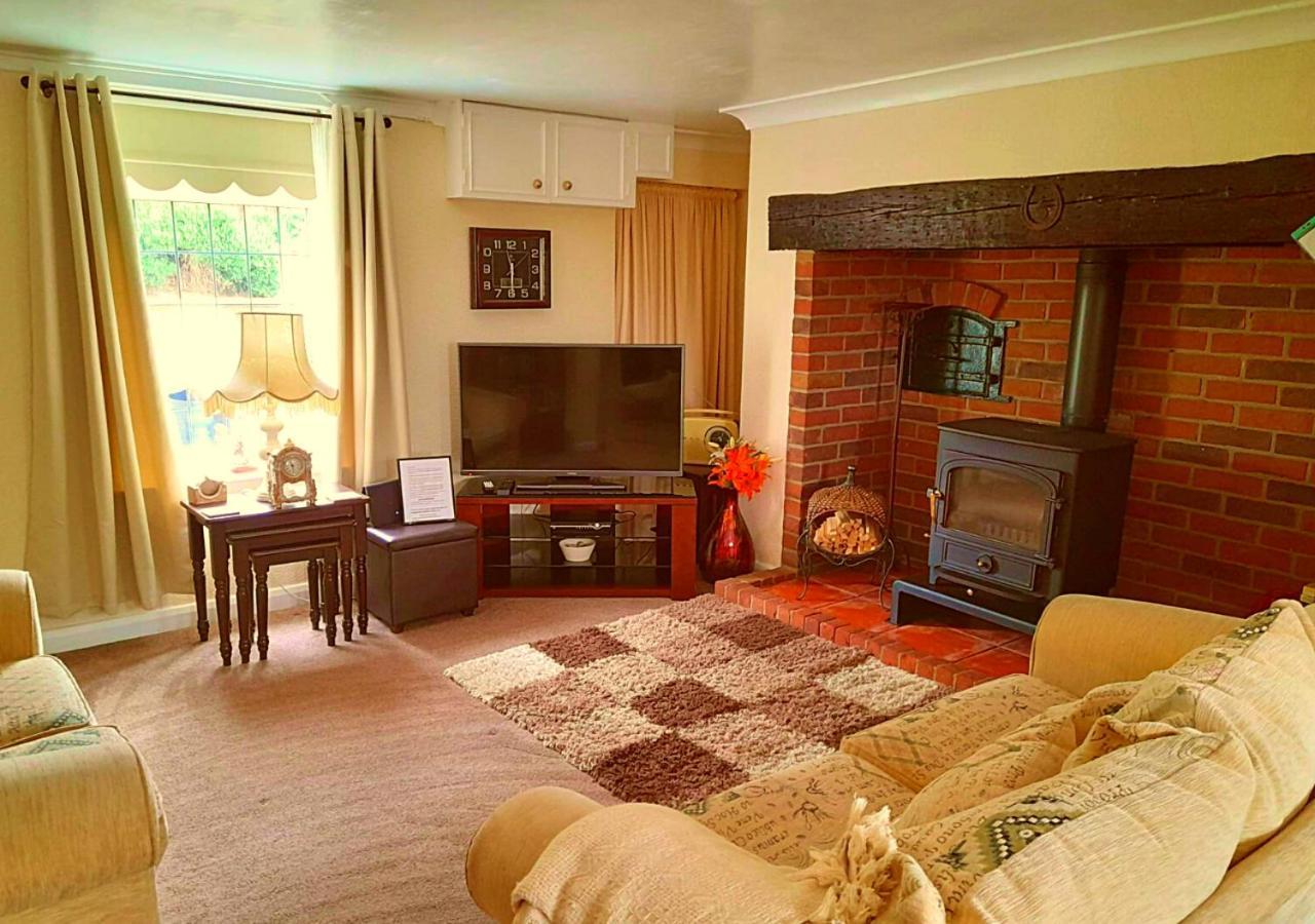 Fisherman's Cottage: Romantic Lakeside Retreat with Log Burner Mablethorpe Exterior photo