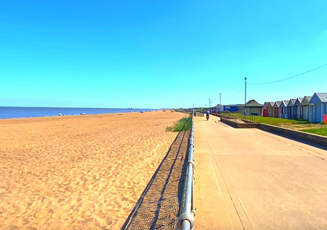 Fisherman's Cottage: Romantic Lakeside Retreat with Log Burner Mablethorpe Exterior photo