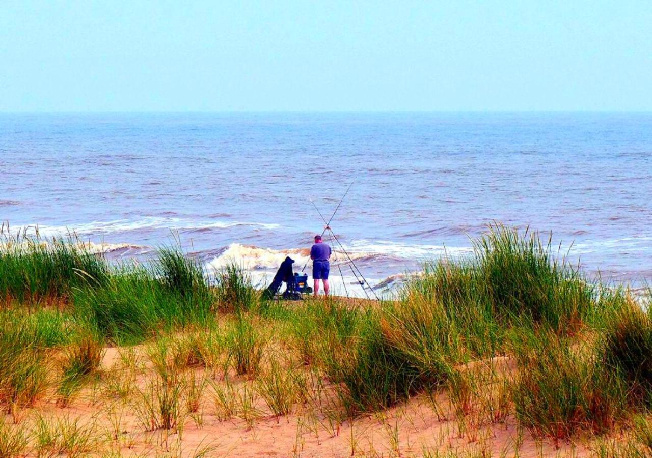 Fisherman's Cottage: Romantic Lakeside Retreat with Log Burner Mablethorpe Exterior photo
