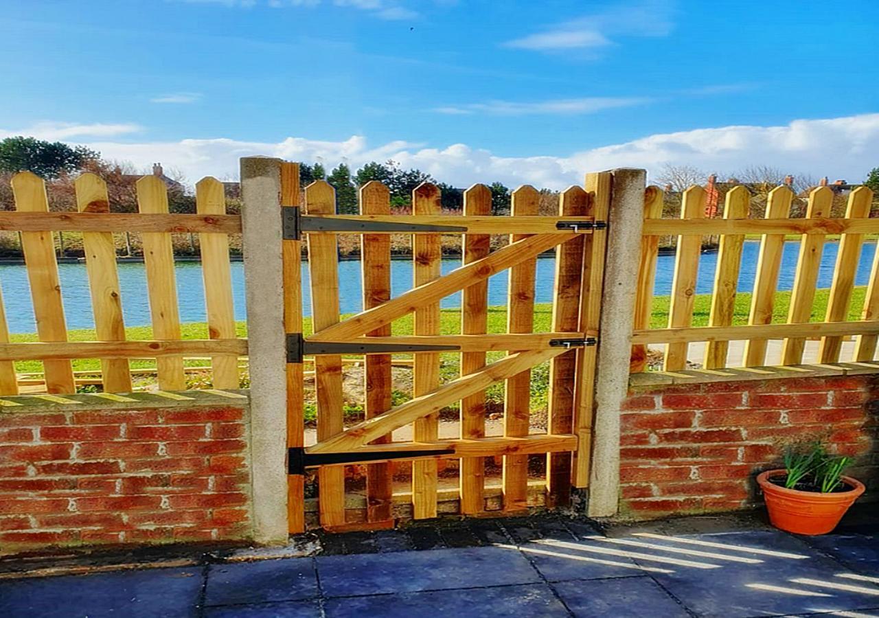 Fisherman's Cottage: Romantic Lakeside Retreat with Log Burner Mablethorpe Exterior photo