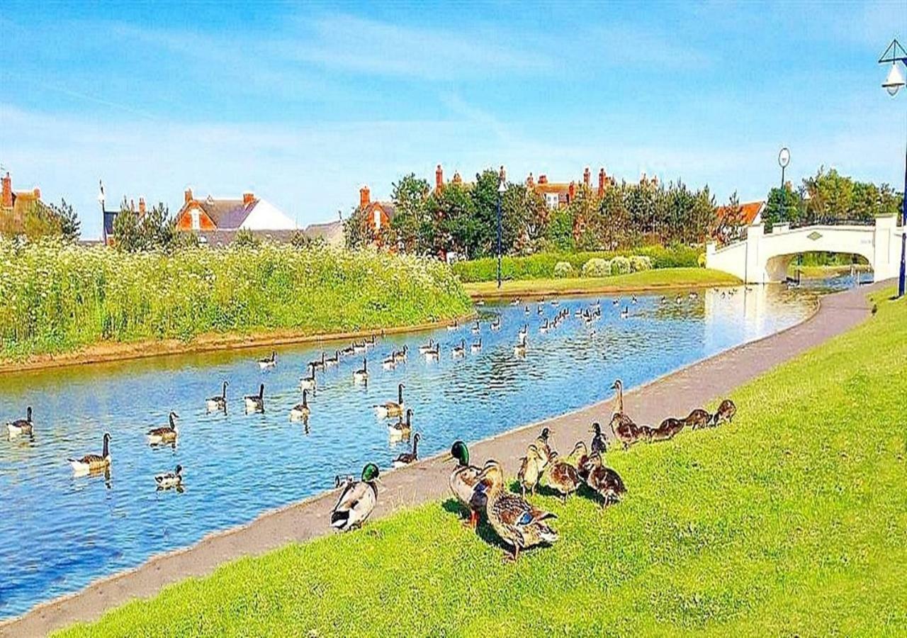 Fisherman's Cottage: Romantic Lakeside Retreat with Log Burner Mablethorpe Exterior photo