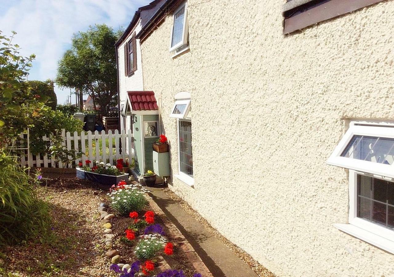 Fisherman's Cottage: Romantic Lakeside Retreat with Log Burner Mablethorpe Exterior photo