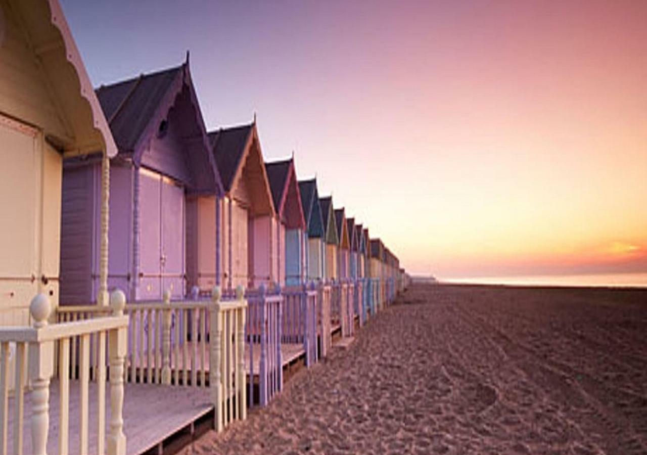 Fisherman's Cottage: Romantic Lakeside Retreat with Log Burner Mablethorpe Exterior photo